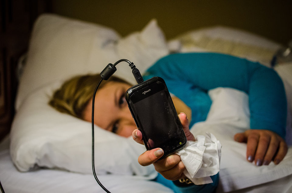 Ako spavamo s mobitelom kod uzglavlja, i djeca će raditi isto