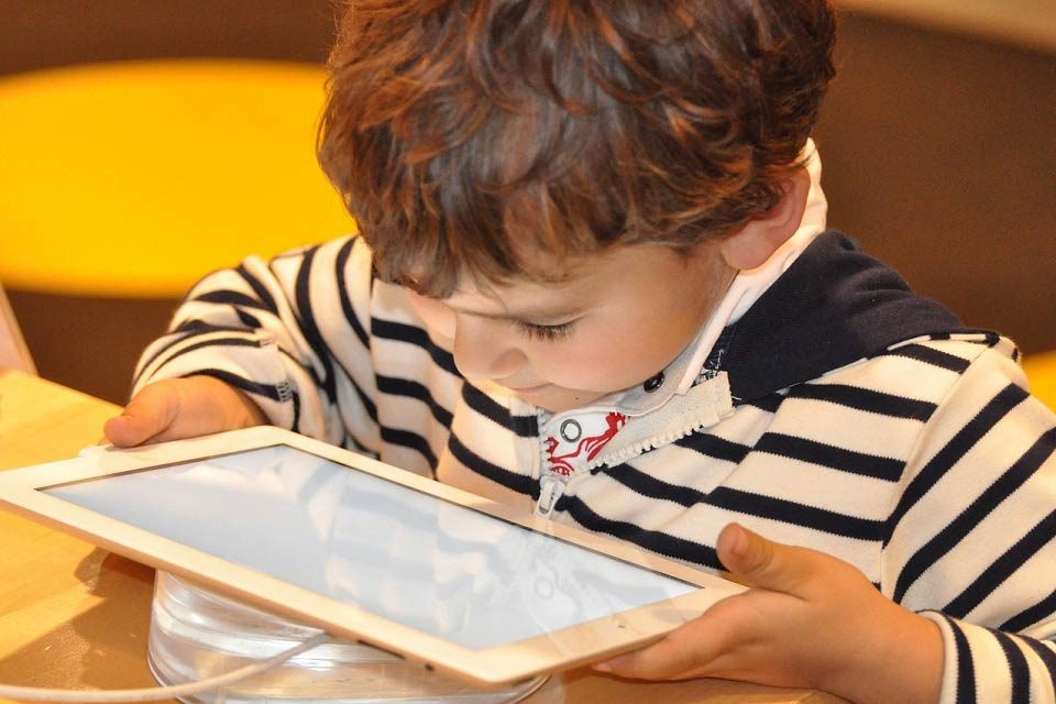 Tablet kao igračka: kako touchscreen uređaji utječu na najmlađe?