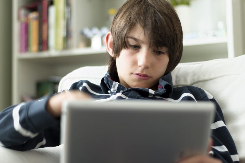 Kad je djeci dosadno… Kako ograničiti vrijeme uz medije tijekom praznika