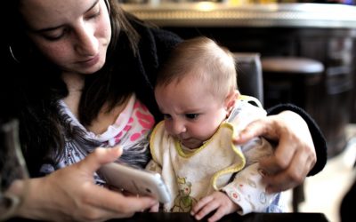 Trebamo li ograničiti korištenje pametnog telefona dok smo sa svojom bebom?