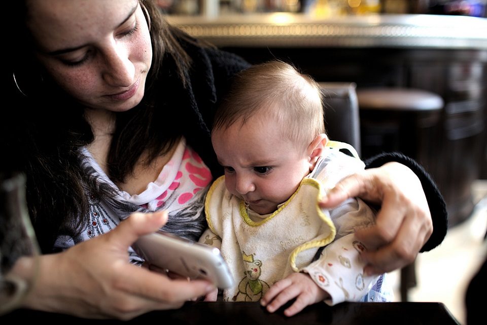 Trebamo li ograničiti korištenje pametnog telefona dok smo sa svojom bebom?