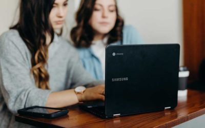 Stvari o kojima treba razgovarati s djevojkom putem interneta