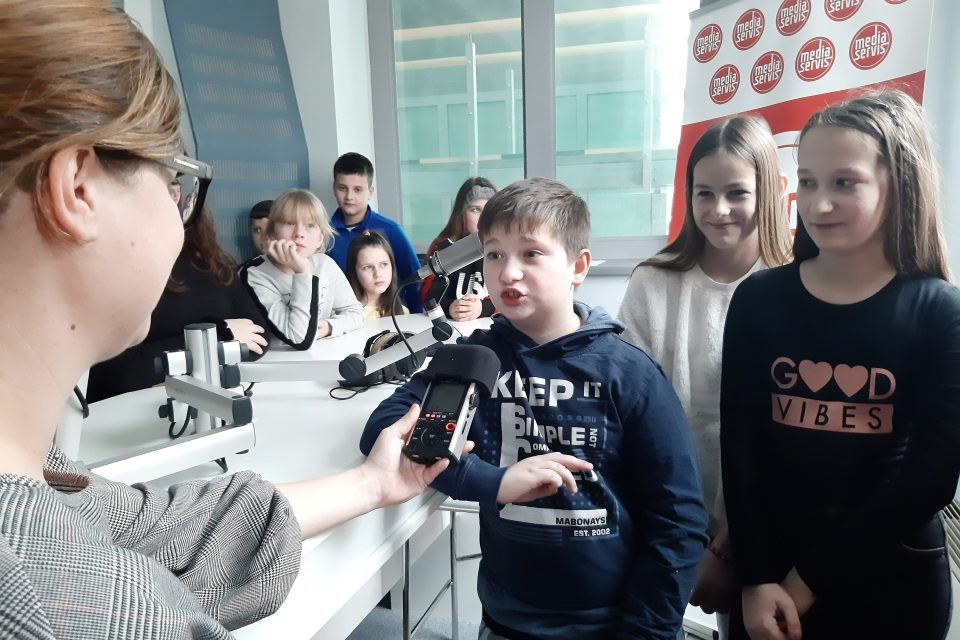 Djeca upoznaju medije: ‘Učili smo o tome kako zapravo radi radio’