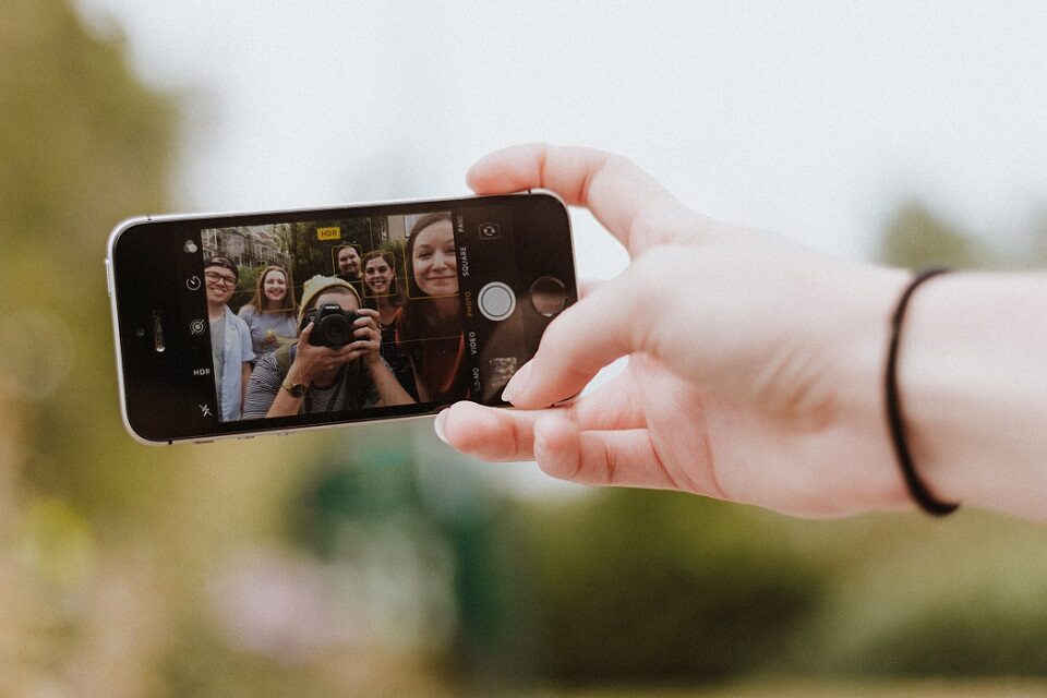 Važnost bliskih odnosa u djetinjstvu i adolescenciji – online i offline