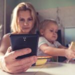 Tehnoferencija: kako tehnologija narušava odnose između roditelja i djece