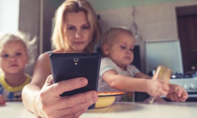 Tehnoferencija: kako tehnologija narušava odnose između roditelja i djece