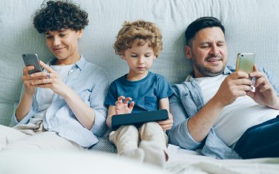 Odrastanje uz ekrane: 5 godina spoznaja o obitelji, tehnologiji i razvoju djece