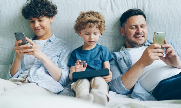 Odrastanje uz ekrane: 5 godina spoznaja o obitelji, tehnologiji i razvoju djece