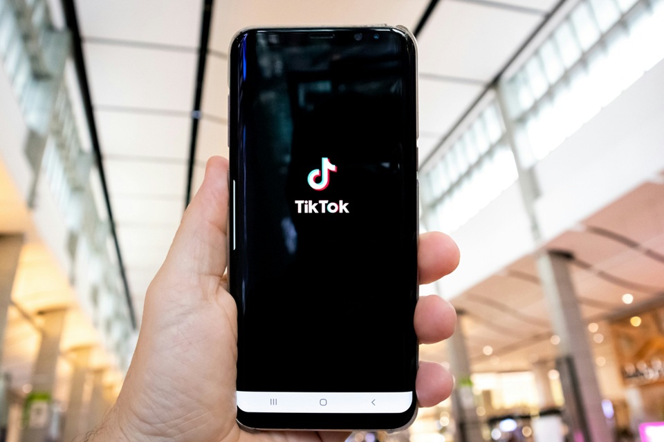 Europska komisija: Adiktivnim dizajnom TikTok krši Akt o digitalnim uslugama